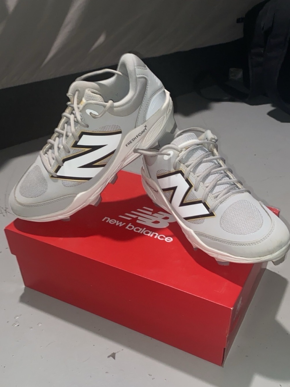 New Balance Men's White Molded Cleats. 10.5